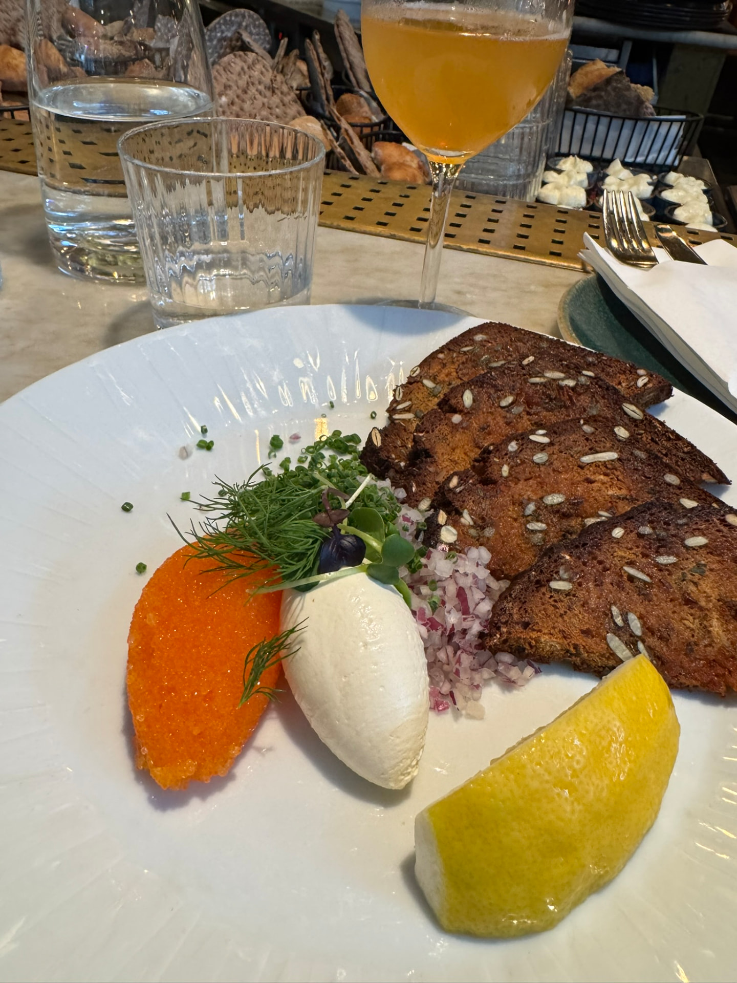 Kalix löjrom serverad med smetana, finhackad rödlök, citron och rostat bröd